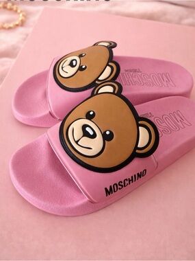 Moschino Kids teddy bear slide sandals
Color: Pink
Size: EU 36 / US Youth 4